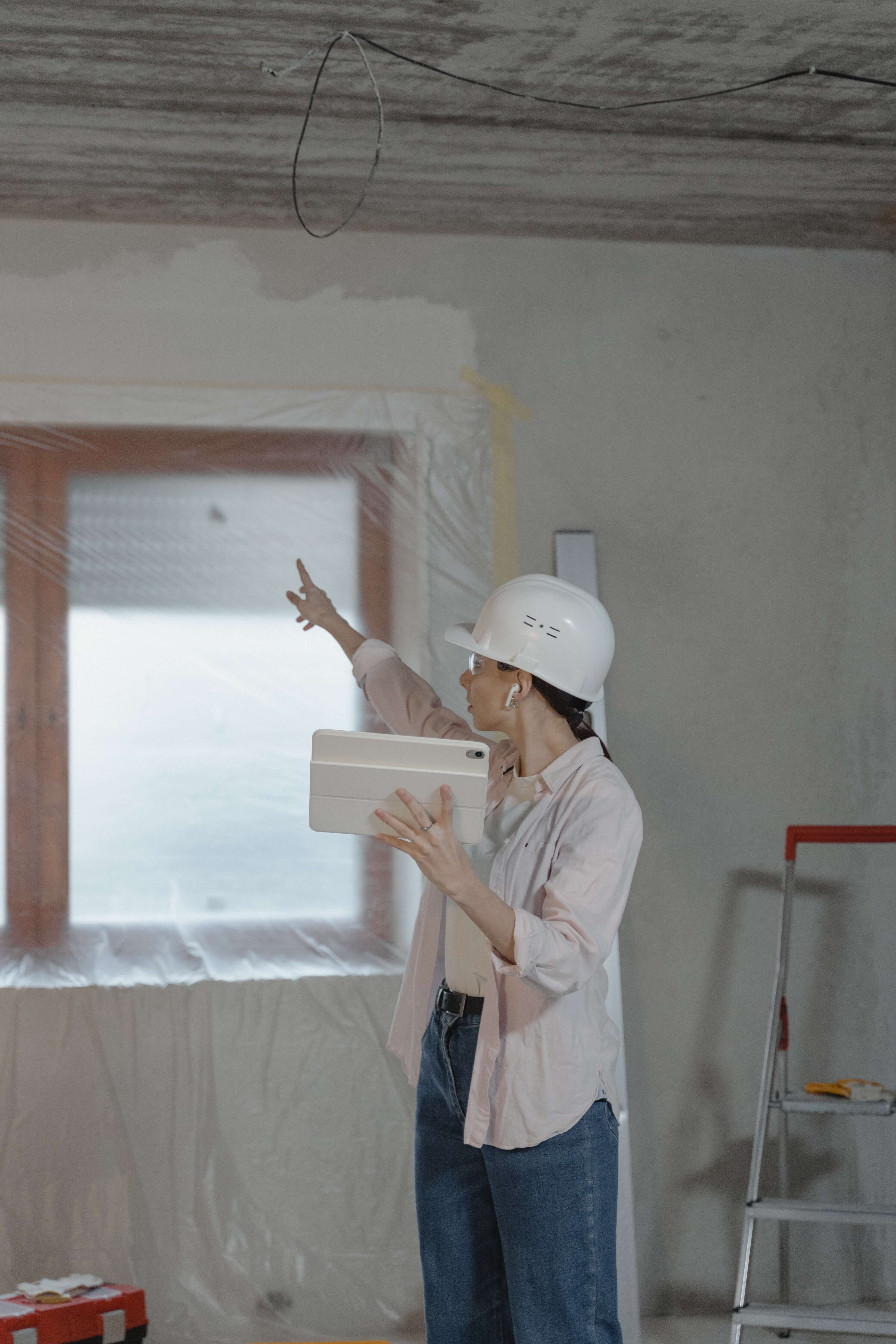 Mädchen mit Helm zeigt auf ein Fenster